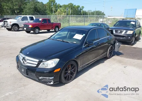 2013 Mercedes-Benz C 300 Luxury 4Matic/Sport 4Matic z USA, uszkodzony, nr VIN WDDGF8AB6DR250572